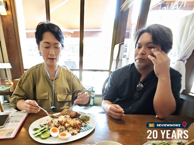 พี่นุชเจ้าของร้านกำลังคลุกเคล้าส่วนผสมเมนูอาหารพร้อมด้วยเชฟโจ้ที่นั่งพูดคุยอย่างเป็นกันเอง ร้าน แกงจริงใจ เชียงใหม่ ReviewNowz