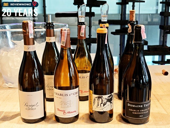 ขวดไวน์ในโซน Table 1 งาน Burgundy by Way of Bangkok จัดโดย Wine Garage นำเสนอไวน์พรีเมียมอย่าง Parigot Cremant de Bourgogne และ Chablis แบรนด์ดังหลากหลายฉลาก ReviewNowz