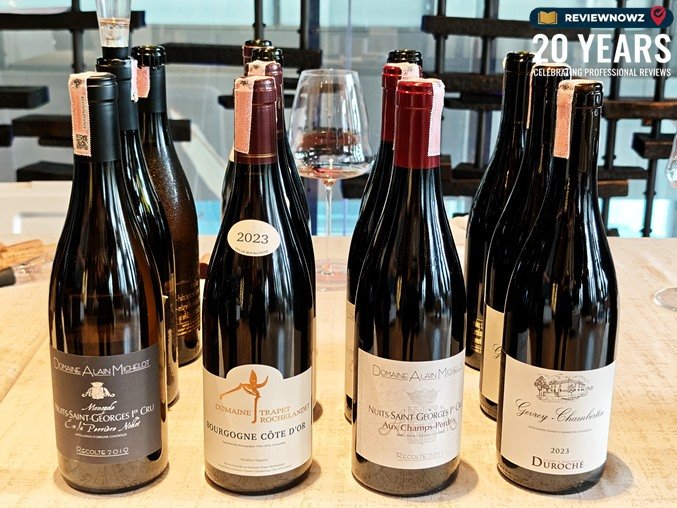 ขวดไวน์พรีเมียมกลุ่มที่สองในโซน Table 1 งาน Burgundy by Way of Bangkok จัดโดย Wine Garage นำเสนอไวน์ชื่อดังอย่าง Nuits St Georges, Bourgogne Rouge และ Gevrey-Chambertin ReviewNowz