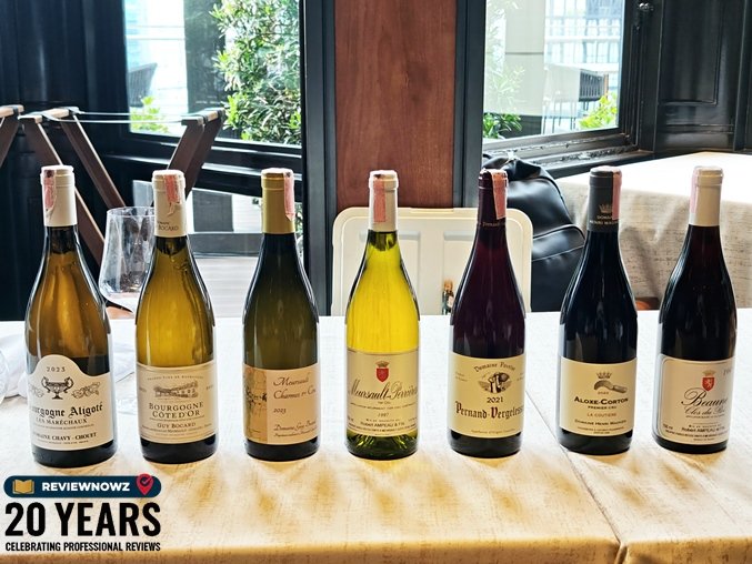 ขวดไวน์พรีเมียมทั้ง 7 ฉลากในโซน Table 2 งาน Burgundy by Way of Bangkok จัดโดย Wine Garage นำเสนอไวน์ชื่อดังระดับโลกอย่าง Meursault, Bourgogne Aligote และ Aloxe-Corton ReviewNowz