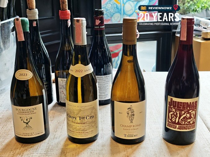 ขวดไวน์พรีเมียมกลุ่มแรกในโซน Table 3 งาน Burgundy by Way of Bangkok จัดโดย Wine Garage นำเสนอไวน์ชื่อดังอย่าง Bourgogne Blanc, Givry 1er Blanc, Saint Veran และ Julienas ReviewNowz