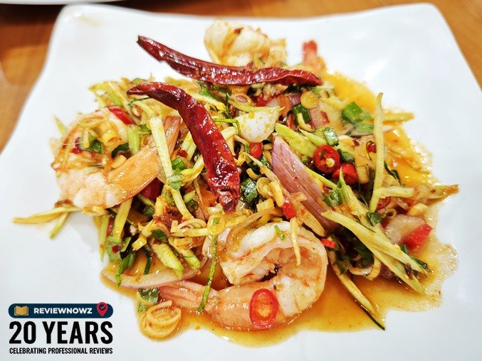 พล่ากุ้งสุกตัวพอดีคำคลุกเคล้าเครื่องเคราสมุนไพรและพริกแห้งทอด ร้านครัวสุวรรณา วังหลัง ReviewNowz
