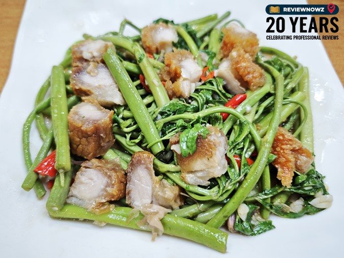 ผัดผักกะเฉดหมูกรอบต้นอ่อนผัดพริกกระเทียมชิ้นพอดีคำ ร้านครัวสุวรรณา วังหลัง ReviewNowz