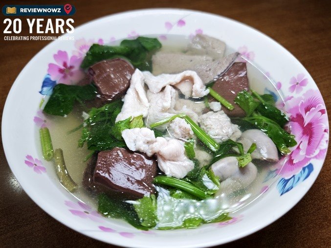 เกาเหลาเลือดหมูใส่เครื่องในหมูชิ้นใหญ่และผักในน้ำซุปใส ร้านครัวสุวรรณา วังหลัง ReviewNowz