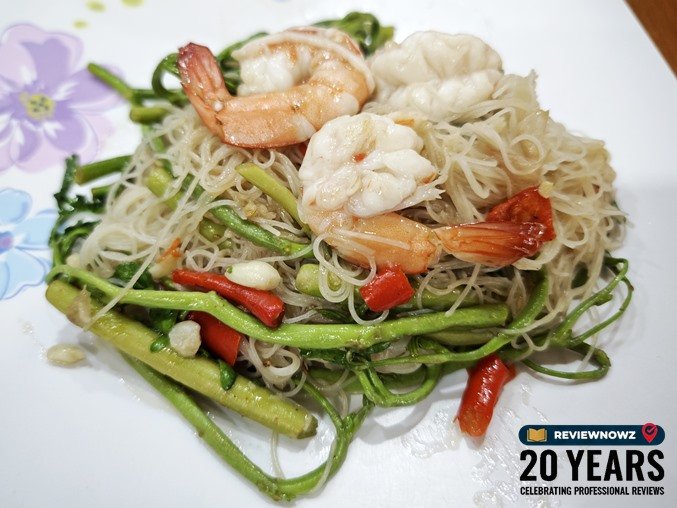 ผัดเส้นหมี่กะเฉดกุ้งสดตัวโตใส่ผักกะเฉดต้นอ่อนและพริกกระเทียมคลุกซอสฉ่ำน่ารับประทาน ร้านครัวสุวรรณา วังหลัง ReviewNowz