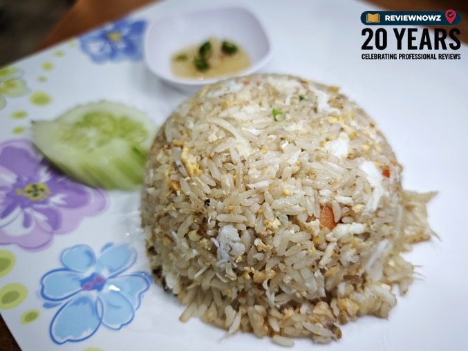 ข้าวผัดปูทรงอัดก้อนเสิร์ฟพร้อมแตงกวาและพริกน้ำปลา ร้านครัวสุวรรณา วังหลัง ReviewNowz