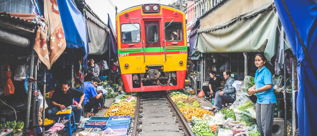 cover นั่งรถไฟฟรีไปเที่ยวชม UNSEEN THAILAND "ตลาดร่มหุบ"