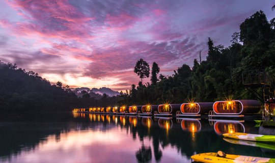 Cover แพภูตะวัน ณ เขื่อนรัชชประภา (เชี่ยวหลาน) สุราษฎร์ธานี...