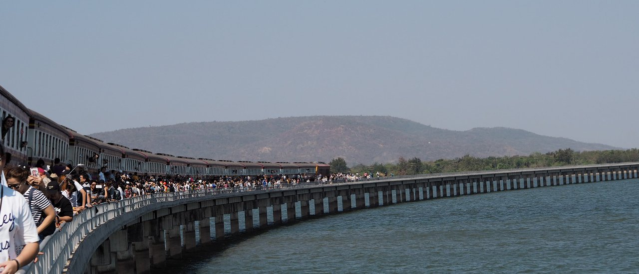 cover รถไฟปู๊นๆ ลอยน้ำชมเขื่อน 1 ปีมีครั้ง..เด้อค่าเด้อ...