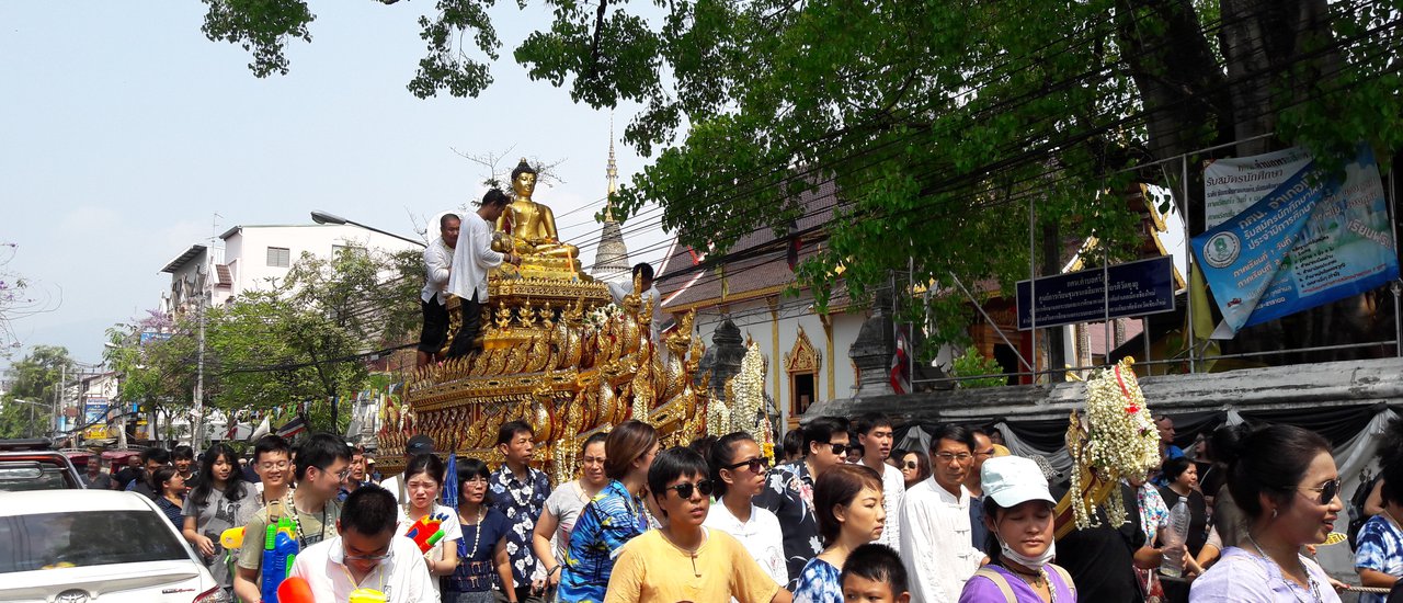 cover งานประเพณีปีใหม่เมือง เชียงใหม่ สรงน้ำพระพุทธสิหิงค์ สาดสายน้ำวันสงกรานต์ล้านนา ขอพรพระเจ้าหลวงทันใจ ^^