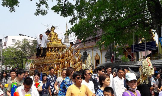 cover งานประเพณีปีใหม่เมือง เชียงใหม่ สรงน้ำพระพุทธสิหิงค์ สาดสายน้ำวันสงกรานต์ล้านนา ขอพรพระเจ้าหลวงทันใจ ^^