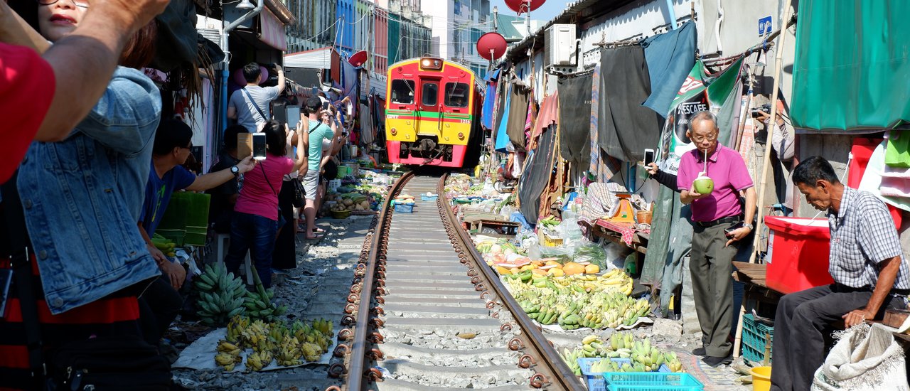 cover "ตลาดร่มหุบ" วันเดียวก็เที่ยวได้นะ